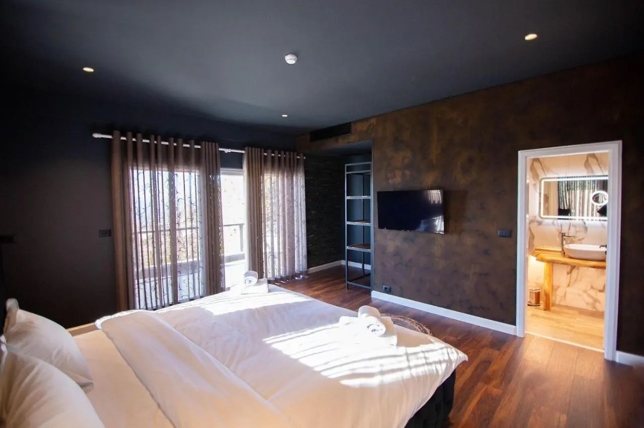 Hotel La Montagna Korce 4*,